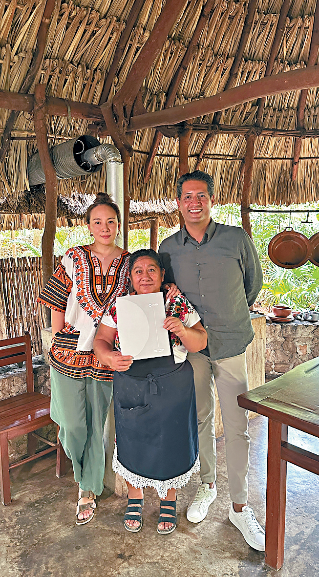酒店總經理Leonardo Morano（右）特別從Chocholá請來原住民Deña Tere（中）坐鎮瑪雅廚房，宣揚傳統文化。
