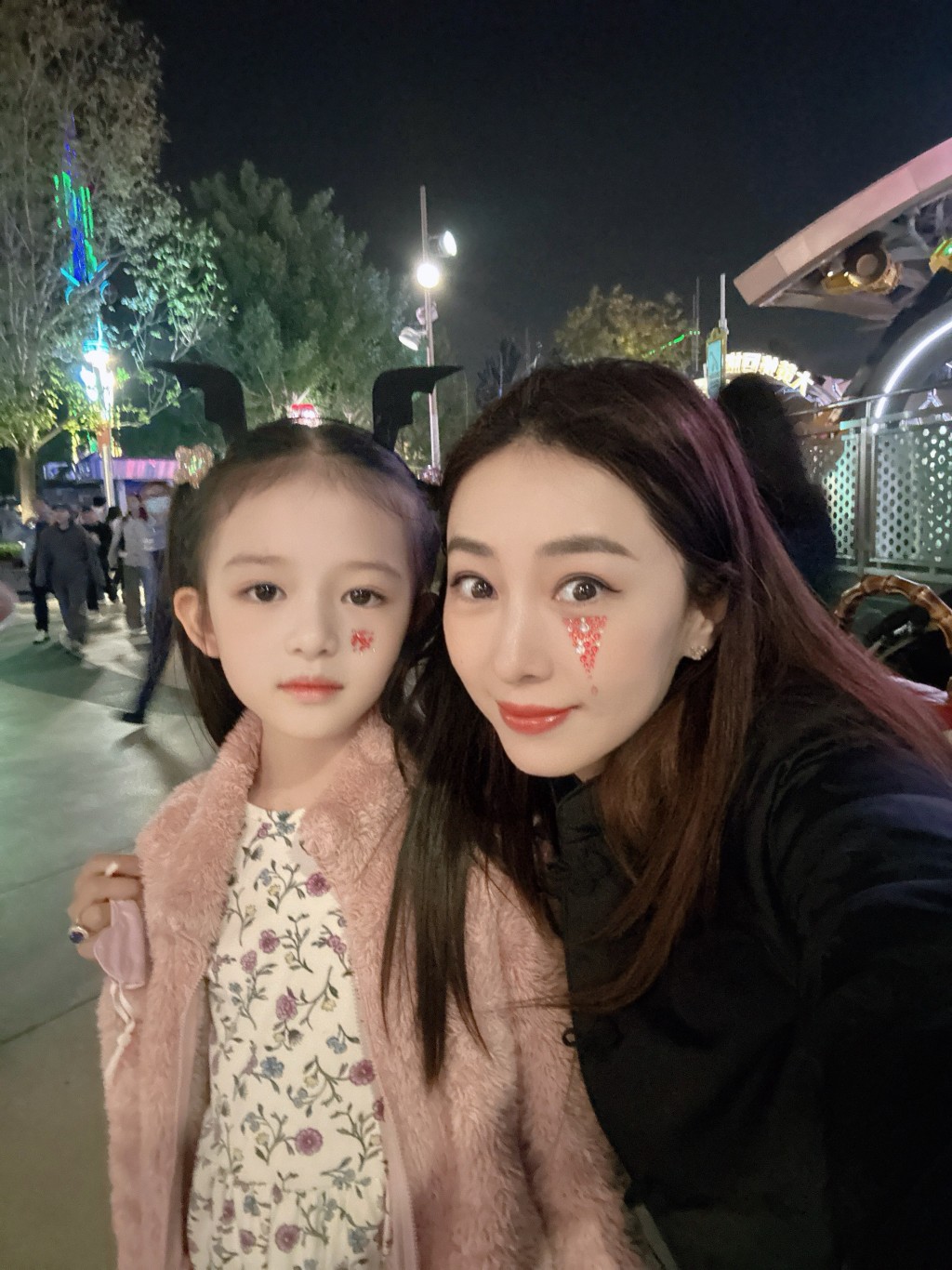 JJ賈曉晨與小飯兜同框合照，兩母女似足餅印。