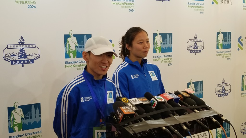 蔡欣姸（右）与北京跑手孙晓阳成为半马女及男子冠军。（萧博禧摄）