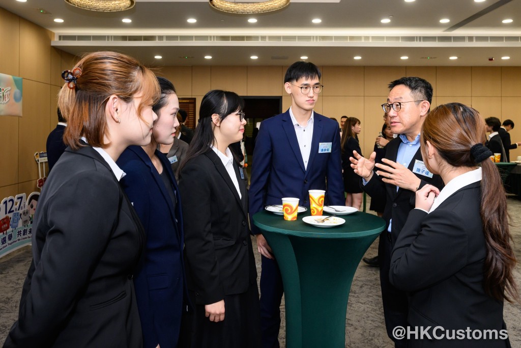 海關關長陳子達與青年人交流。