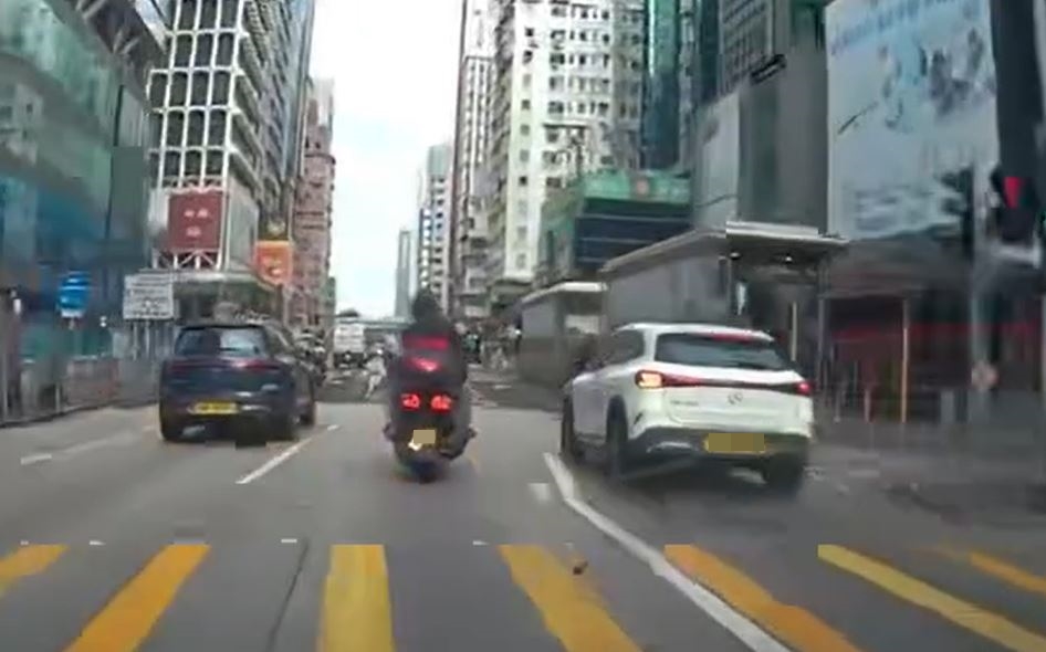 电单车与白色平治分别沿中线及快线行驶。fb香港突发事故报料区影片截图
