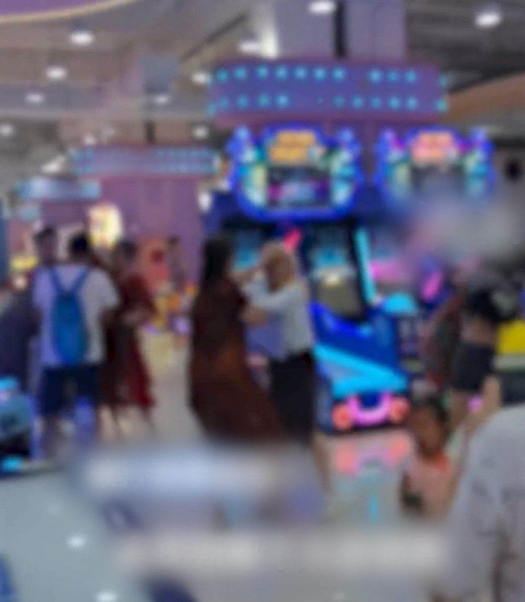 几名女子在武汉一间电玩城内扭打。
