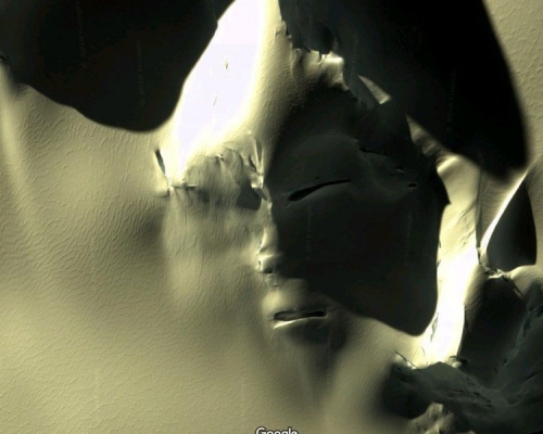 在南極的Google Map衛星照片上發現一張疑似臉孔的地貌，引發熱議。（網圖）