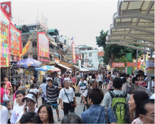 長洲碼頭對出假日人頭湧湧。資料圖片