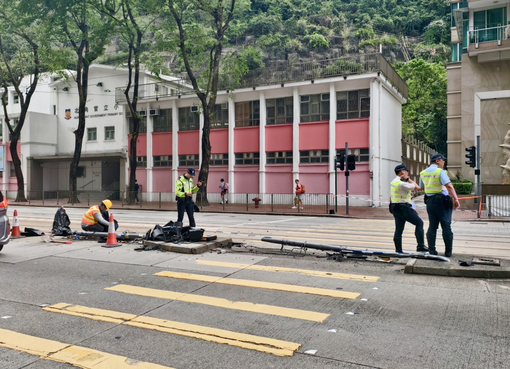 路中安全島兩支交通燈被撞毀。徐裕民攝 路中安全島兩支交通燈被撞毀。徐裕民攝