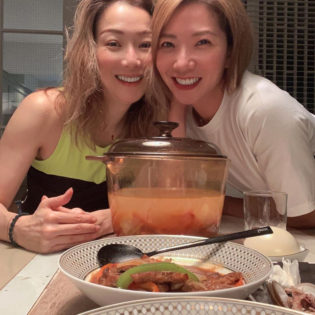 日前，鄭秀文約車婉婉去佢屋企食飯。