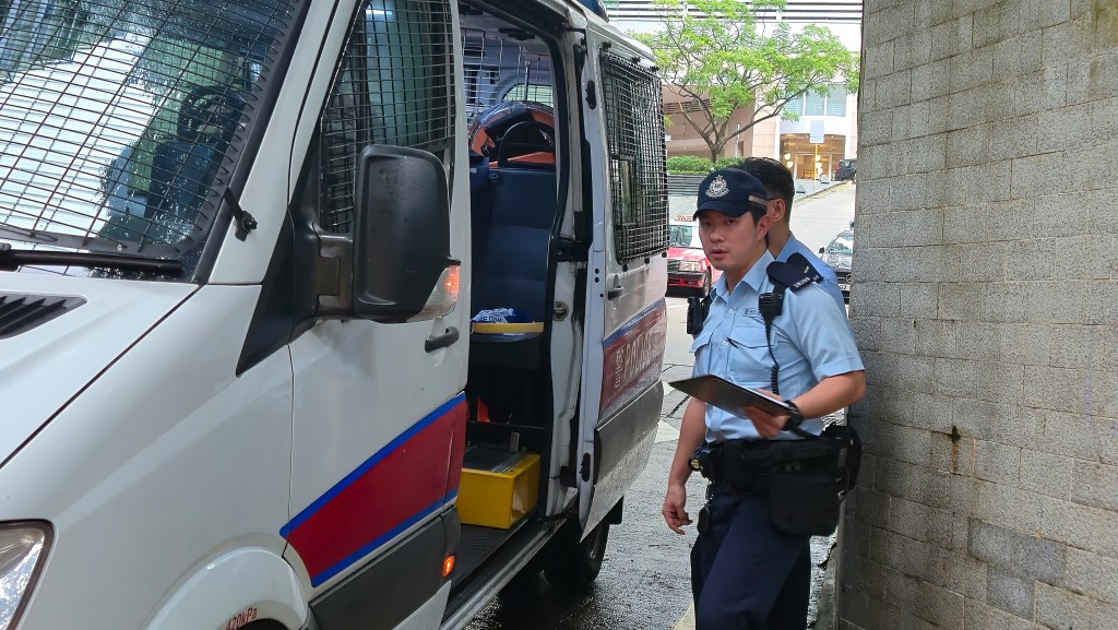 警車在萬茂里撞倒女途人。