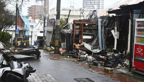 那霸市多幢建築物嚴重受損。美聯社