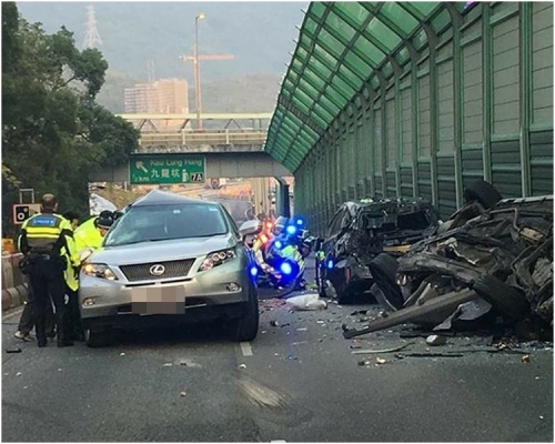 警方今年二月在粉嶺公路追截可疑私家車期間，一度要求路上其他車輛停下形成「人肉路障」。