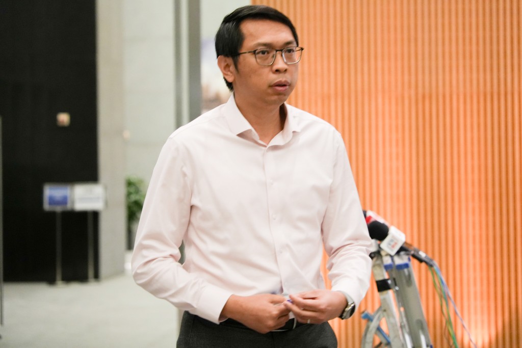 立法會交通事務委員會委員陸頌雄指,政府需從牌照數量、標準、平台入手規管網約車。資料圖片 立法會交通事務委員會委員陸頌雄指,政府需從牌照數量、標準、平台入手規管網約車。資料圖片