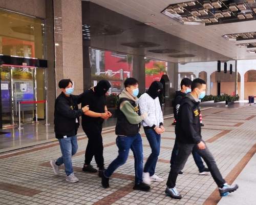 兩名男子被捕,當中包括一名港人。