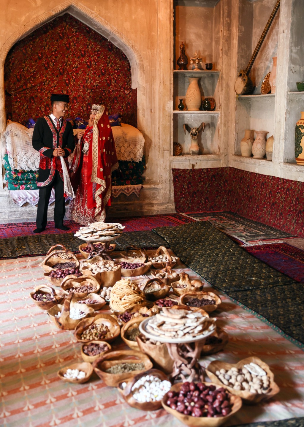 在新疆喀什古城景区「巴依老爷的家」景点，游客在拍照留念。 新华社