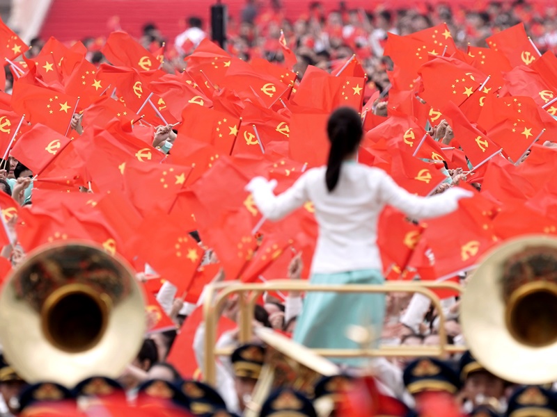 整個天安門廣場一片紅旗海。新華社