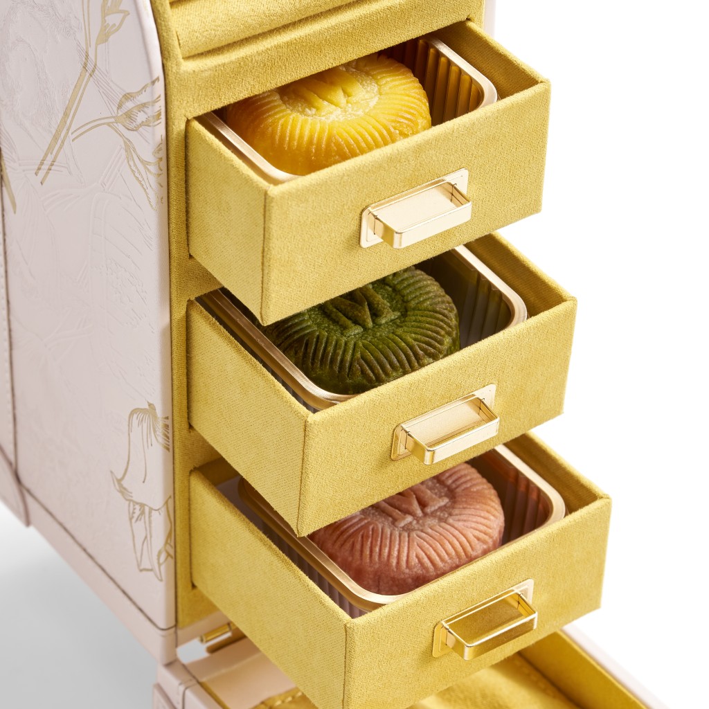 月餅禮盒兩側備有六個小抽屜和內格可用來擺放首飾。