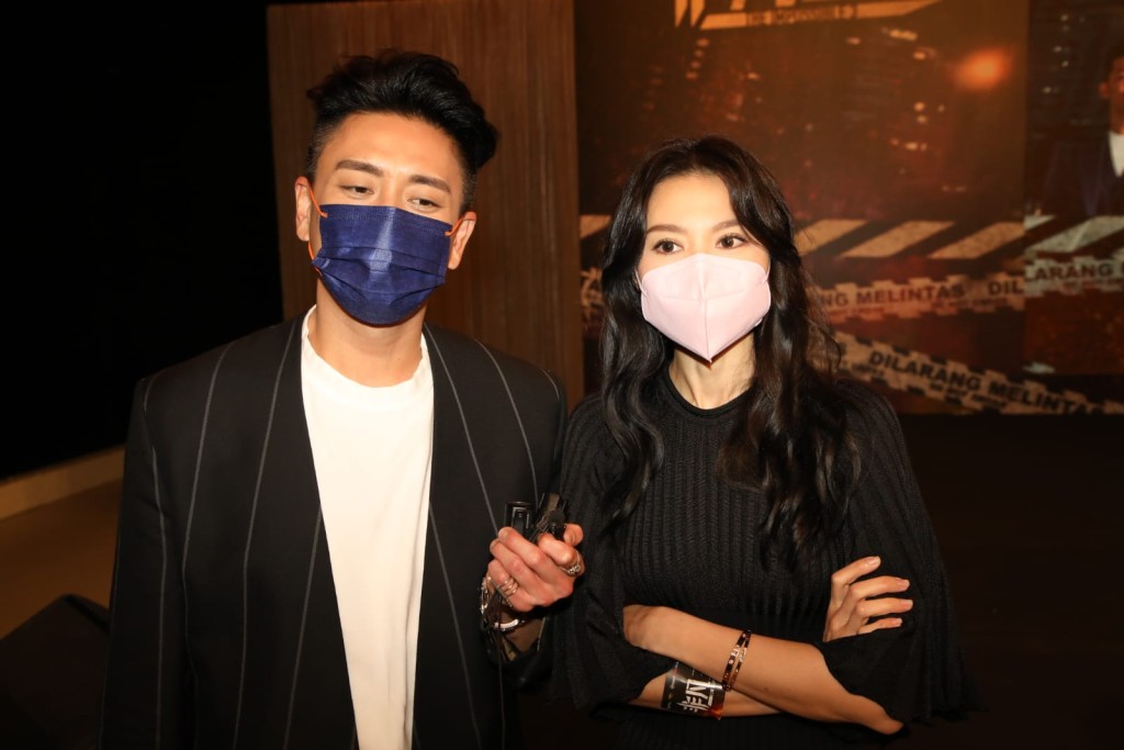 Bosco同娜姐受訪時都戴返正常口罩。