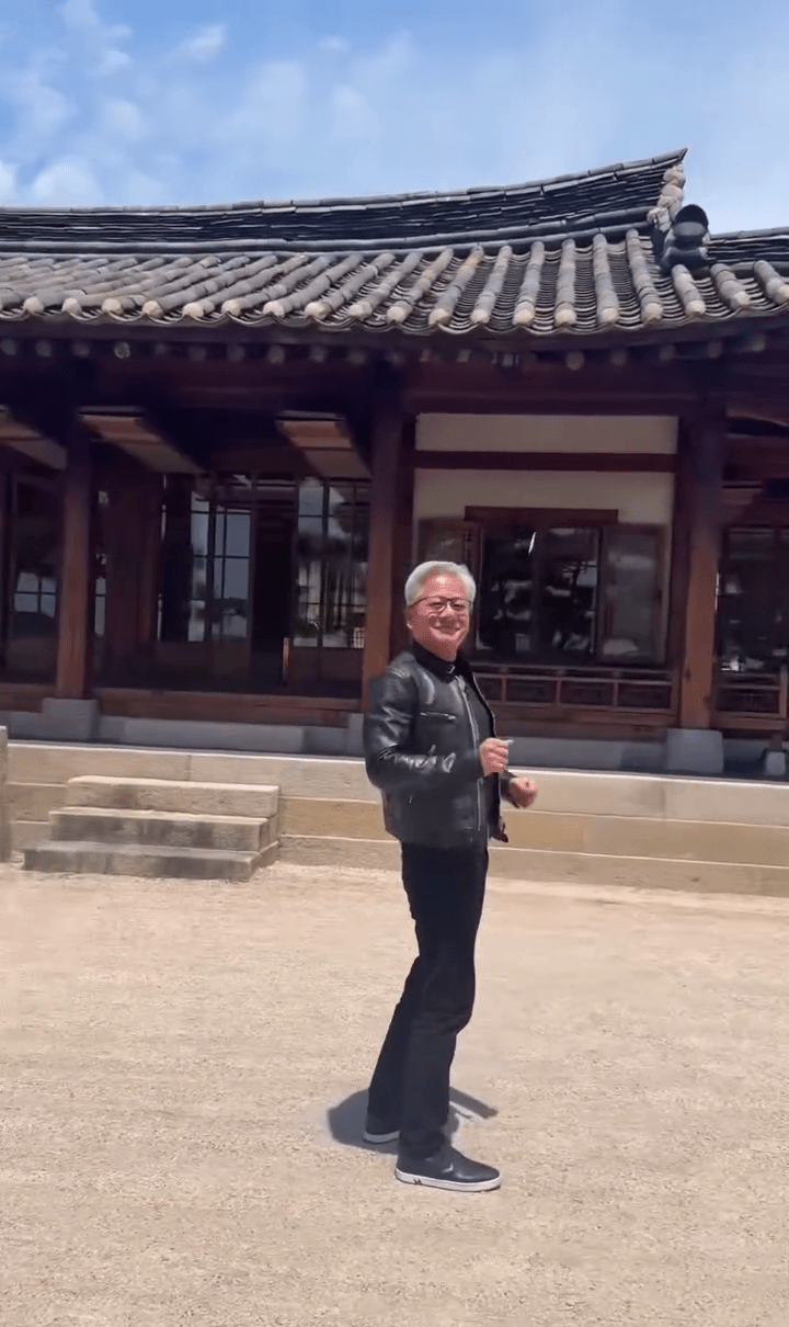 黄仁勋感受“360度环绕式摄影”大跳《Kpop 猎魔女团》神曲〈Golden〉。  IG@youquizontheblock
