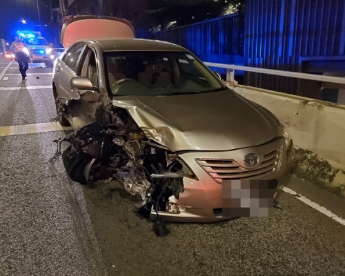荃灣私家車失控撞壆,司機失蹤。