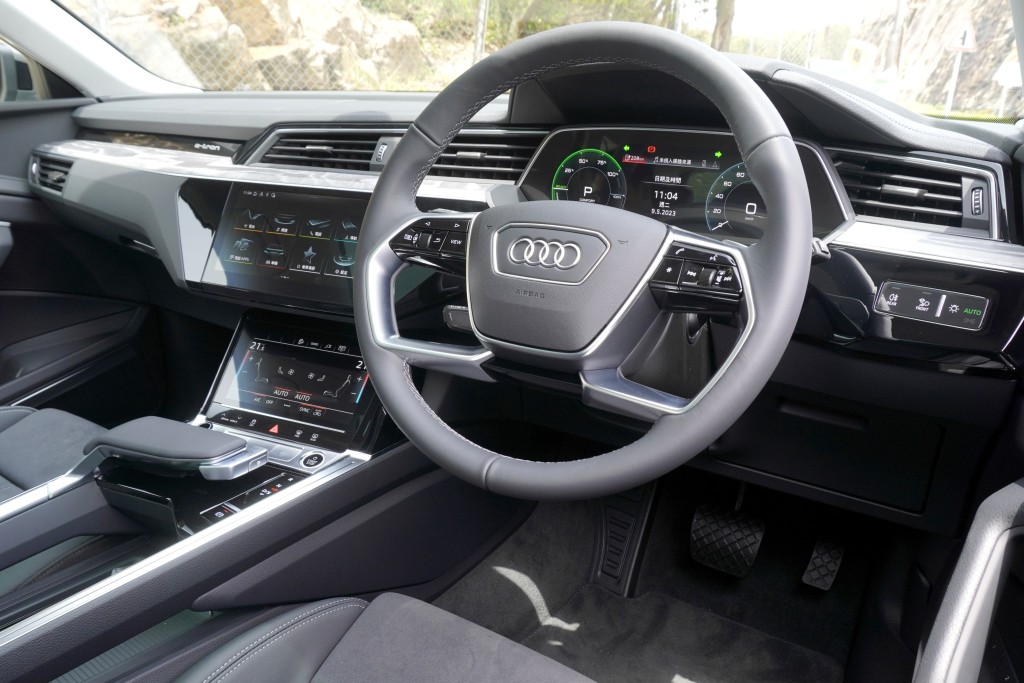 數碼儀表板及中控台上、下觸控控屏成為了新一代奧迪豪華車標準配置。