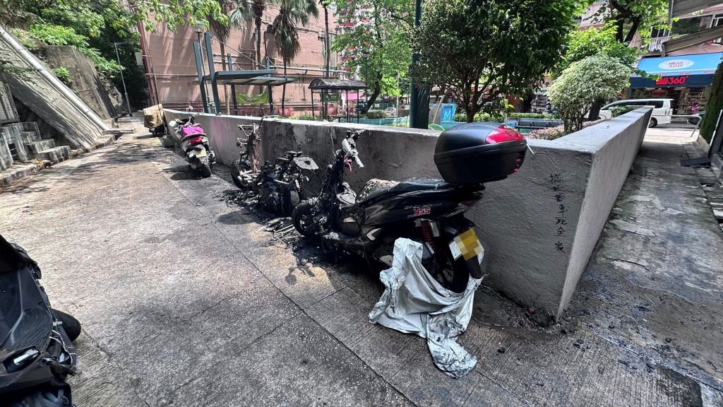 意外後電單車被燒剩支架。葵青區議員黃淑雯FB 意外後電單車被燒剩支架。葵青區議員黃淑雯FB