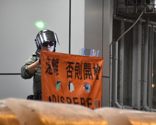 警方多次警告示威者散去。