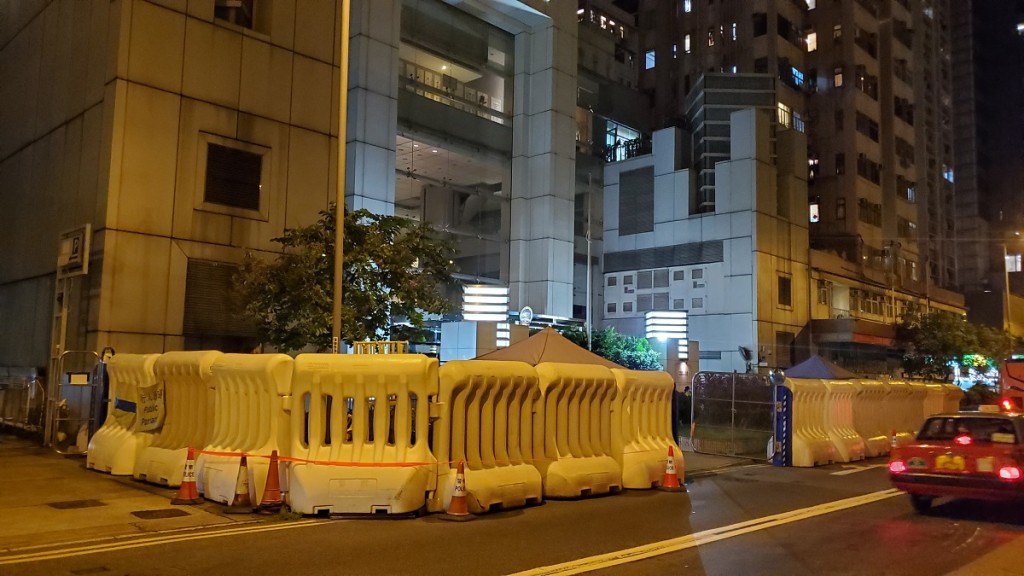 中聯辦外設置大型水馬。