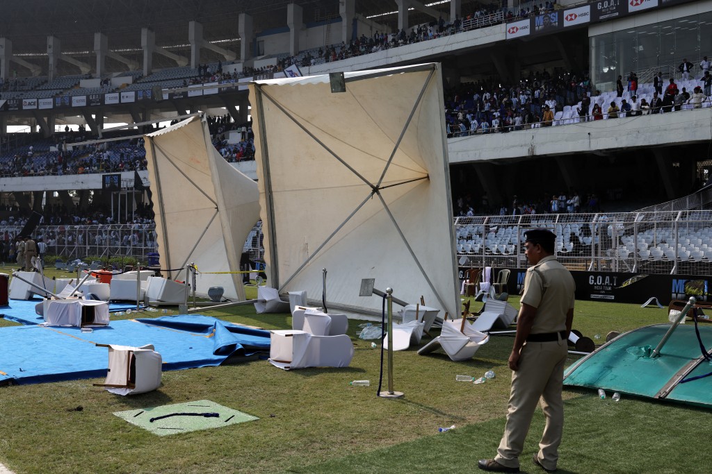 美斯印度行釀騷亂，8萬球迷無法看見怒毀球場喊「回水」。 路透社