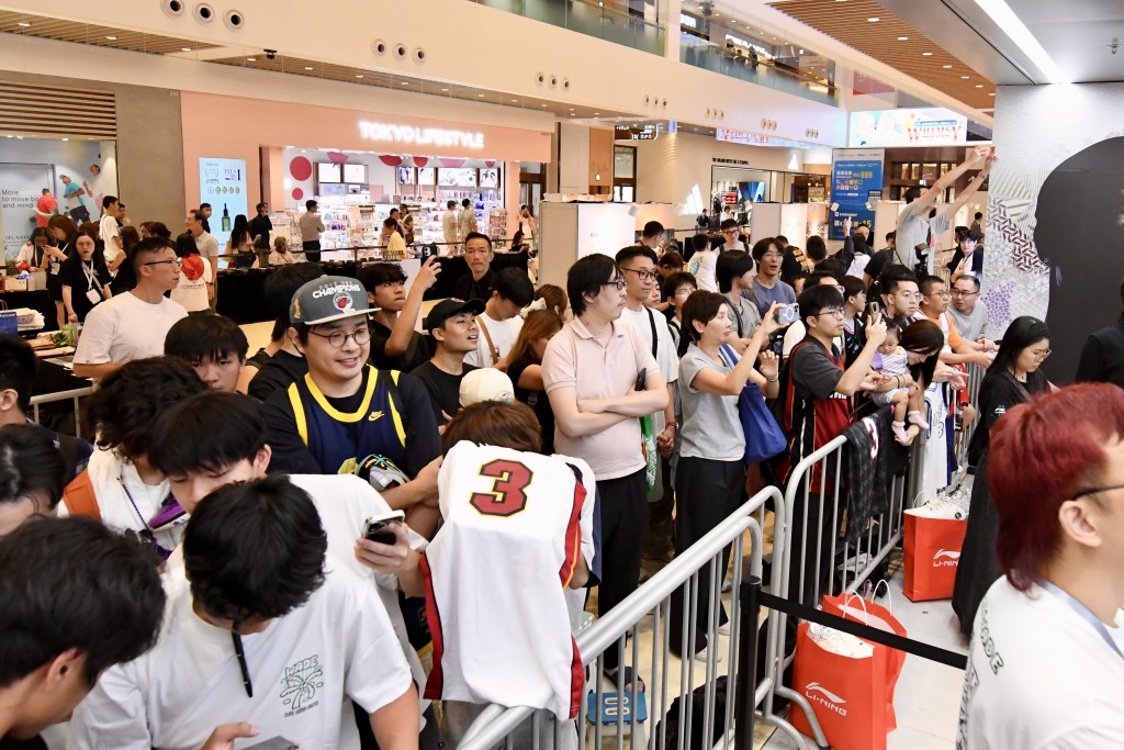 活動上維迪逐一為球迷簽名及合照。楊駿堯攝