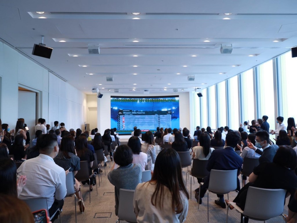 金管局職員在演講廳聚集,一同觀看直播。