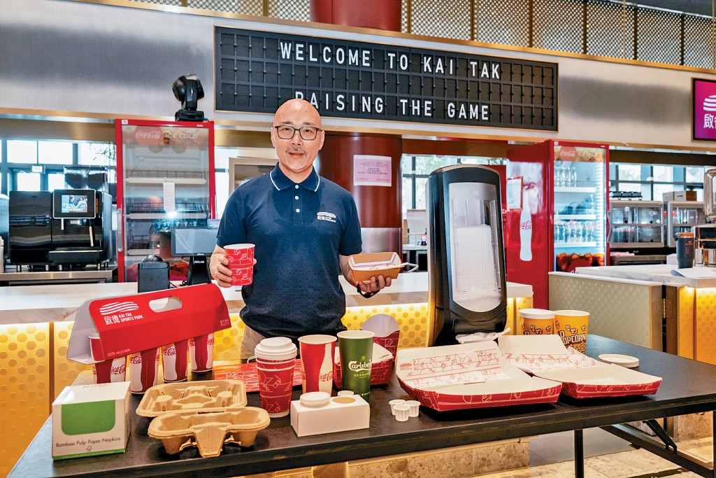 吴守坚指启德体育园园区内所有食物容器均采用具环保认证的可降解纸杯及纸盒，并配合木餐具、竹筷及竹浆纸餐巾，饮管及杯盖则主要以甘蔗物料制成。　