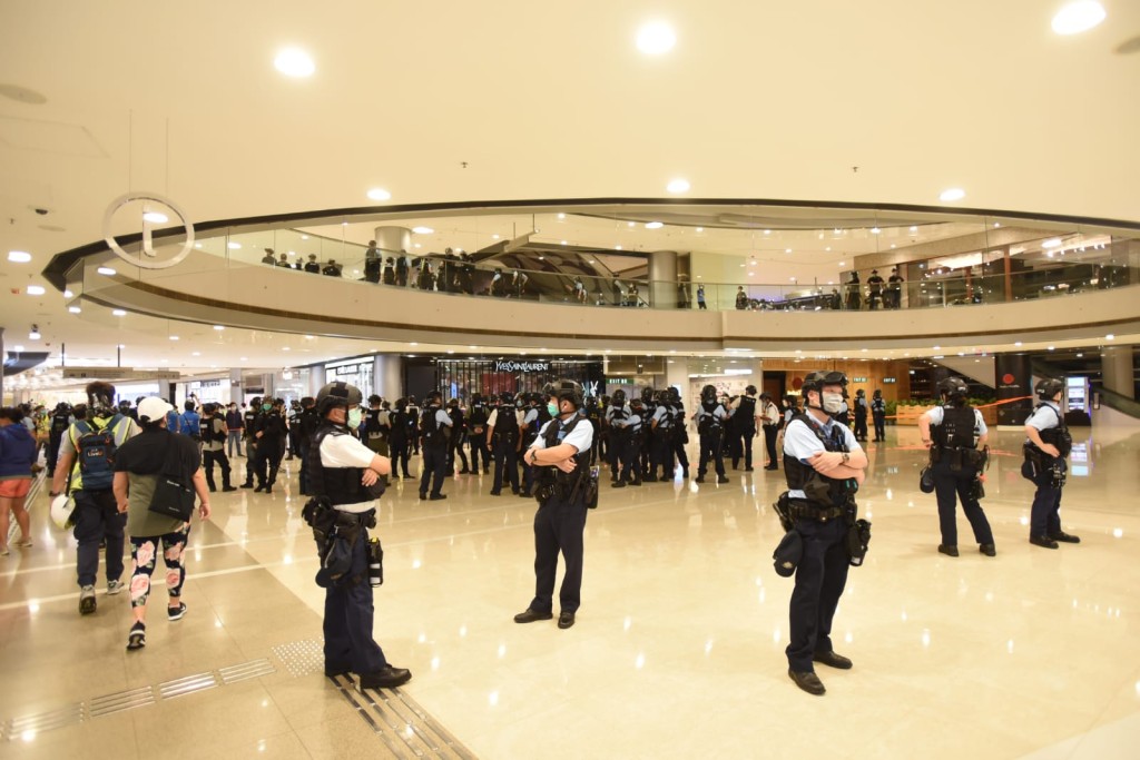 警方截查聚集人士