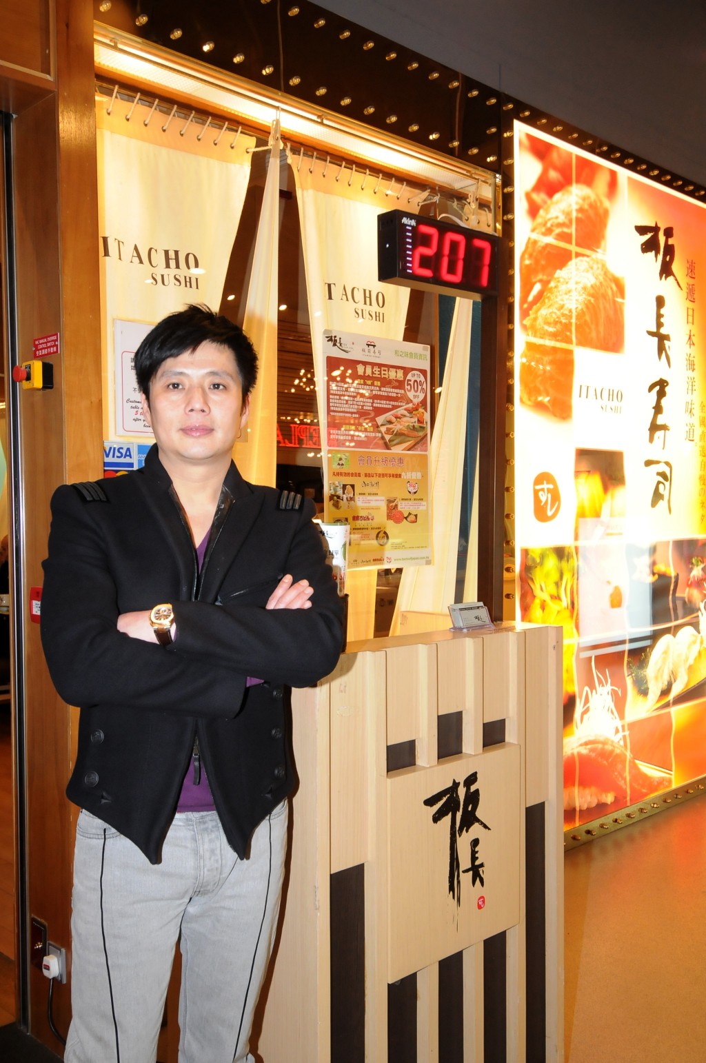 鄭威濤1996年從日本引入味千拉麵，期後再開設板前壽司及板長壽司。