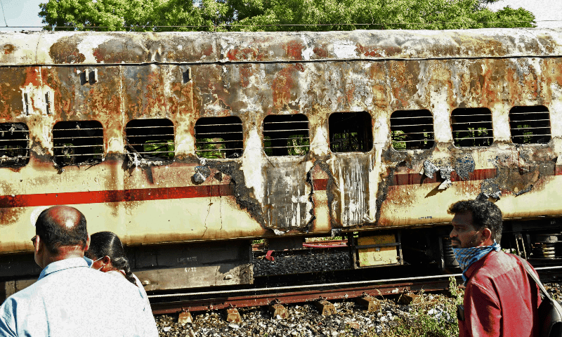 火车大火后调查人员到场。