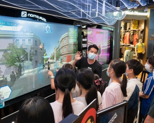 豪仔向參觀者介紹互動體感遊戲的玩法，並傳授運動相關的知識。韋志成網誌圖片