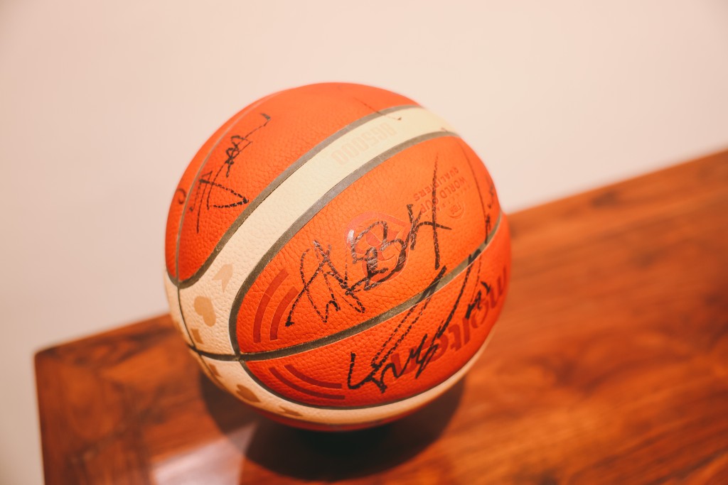 籃球上有球員的親筆簽名。
