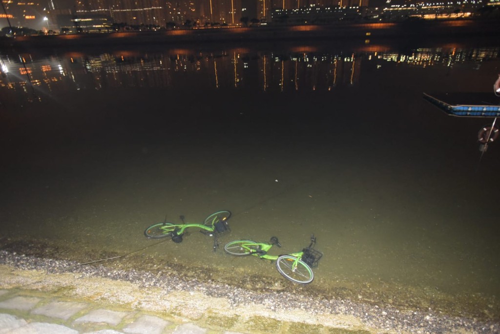 現場為沙田安景街25號碧濤花園對開城門河。