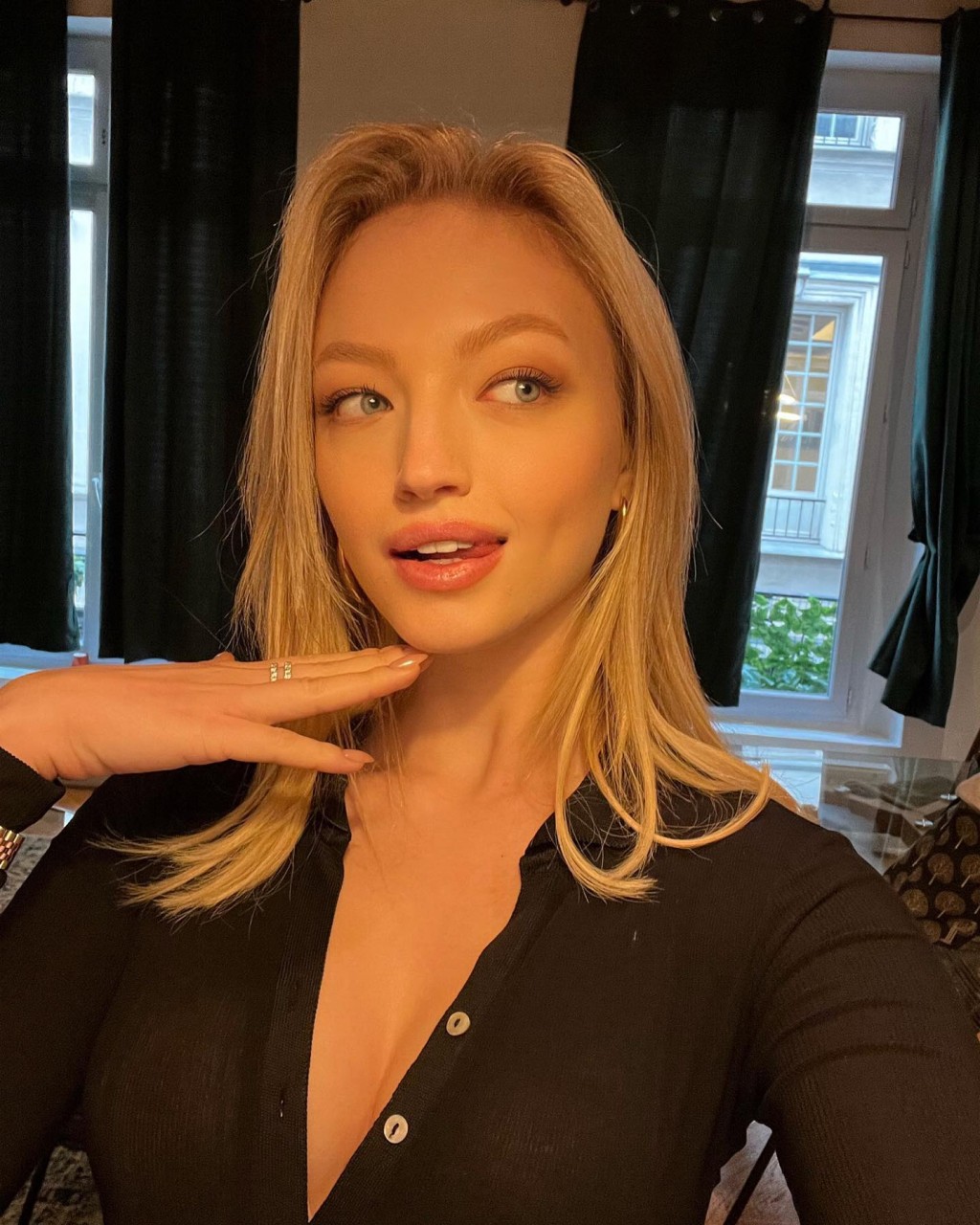 Simon的模特兒女友Kate Konlin相信男友是清白。
