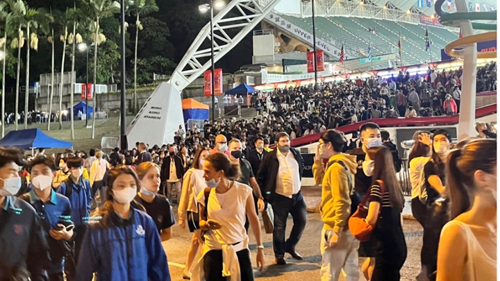 首日「國際七人欖球賽」賽事於今晚7時半完結,觀眾陸續散場。高靖攝