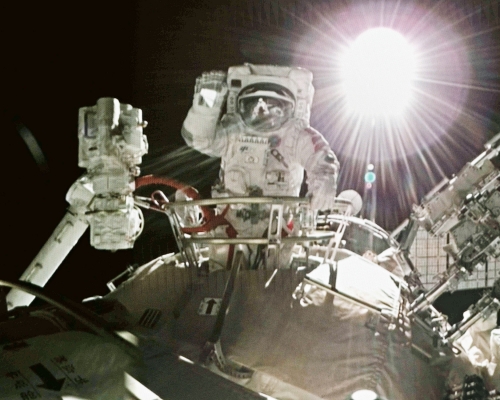 神舟十三號乘組兩名航天員已成功出艙。新華社