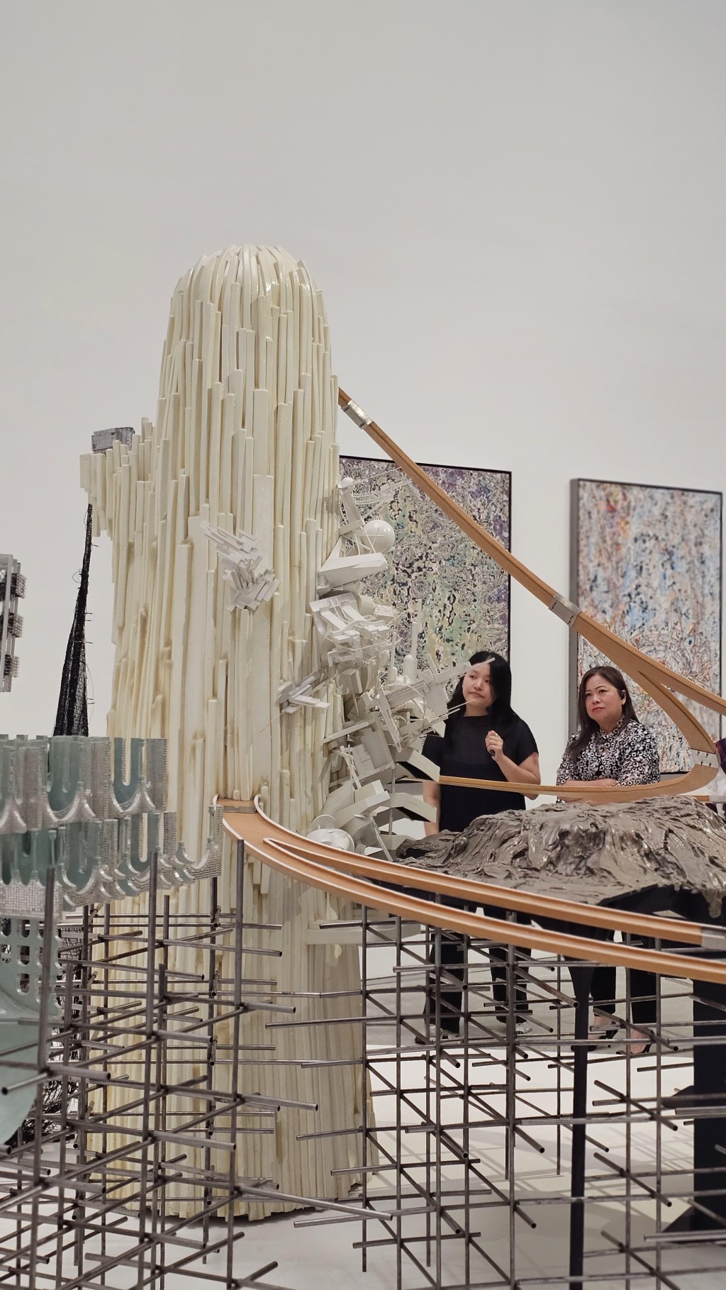 羅淑佩（右）下午到韓國首爾Leeum美術館參觀。