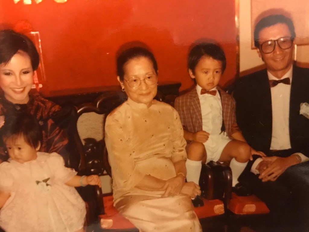 謝賢一家包括嫲嫲。