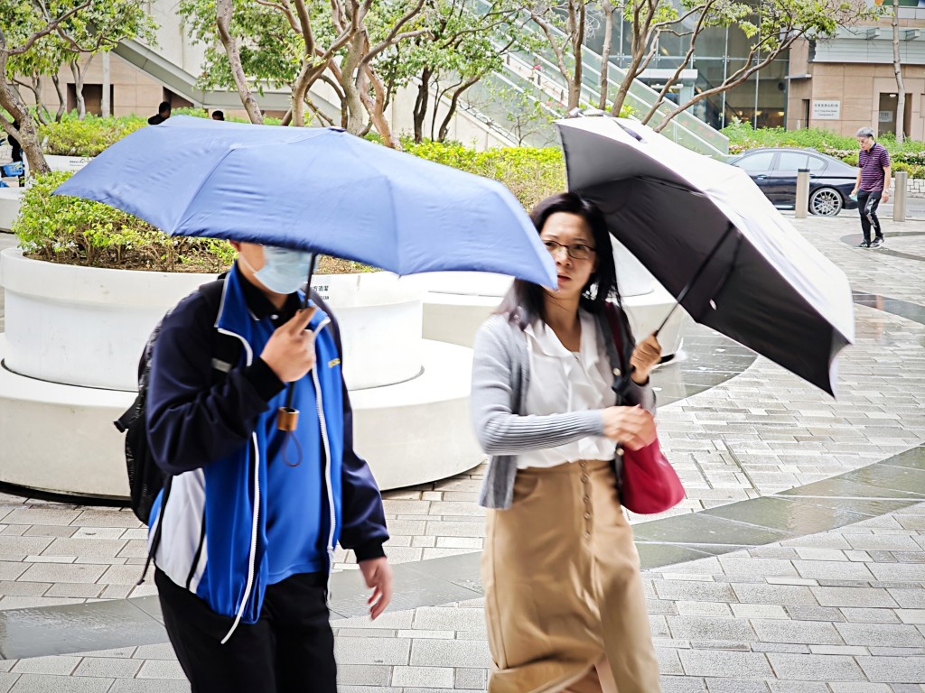 本港地區今日天氣預測,大致多雲,初時有一兩陣雨,早上稍涼。陳俊豪攝 本港地區今日天氣預測,大致多雲,初時有一兩陣雨,早上稍涼。陳俊豪攝