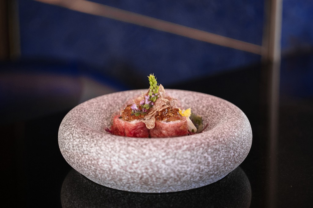aqua限定白松露菜式——石鍋和牛西冷壽喜燒/$588/C，經典日式石鍋和牛壽喜燒，配日本大麥、溫泉蛋和白松露上桌，味道與賣相都新穎。