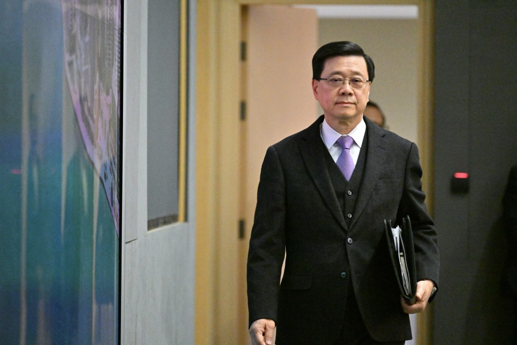 行政長官李家超行會前見記者。蘇正謙攝