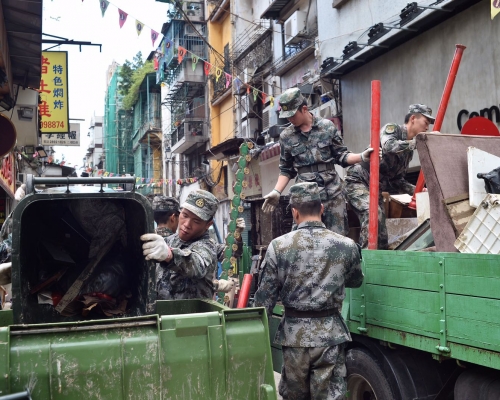 駐澳解放軍助救災。