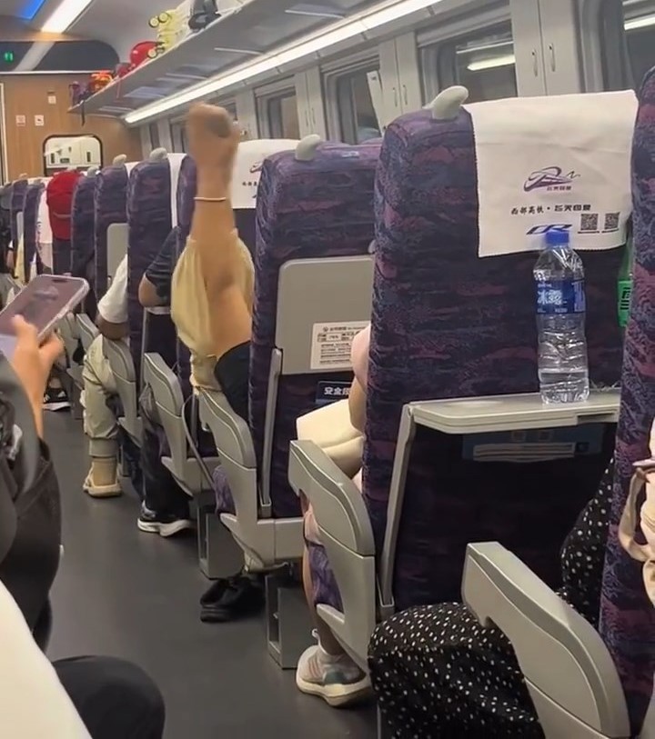 大媽在車廂在公然做出多個伸展動作。