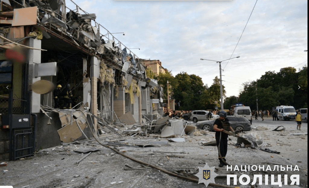 乌克兰当局指，东部城市克拉马托尔斯克一家餐厅遭到两枚俄罗斯导弹袭击，造成4人死亡、47人受伤。路透社