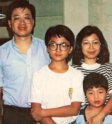 李家超是以其1990年當選「十大父親」時的全家幅為基礎,製作這張賀卡。 李家超是以其1990年當選「十大父親」時的全家幅為基礎,製作這張賀卡。