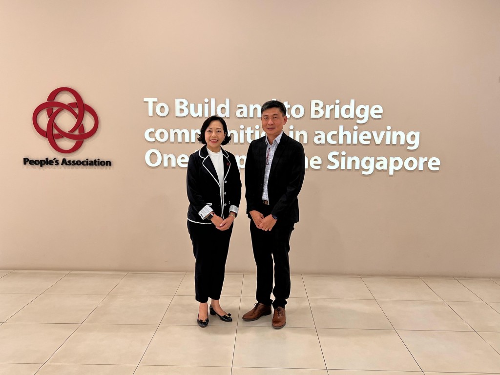 民政及青年事務局局長麥美娟拜訪新加坡人民協會，與人民協會總執行理事長卓榮能會面。圖示麥美娟（左）與卓榮能於人民協會合照。