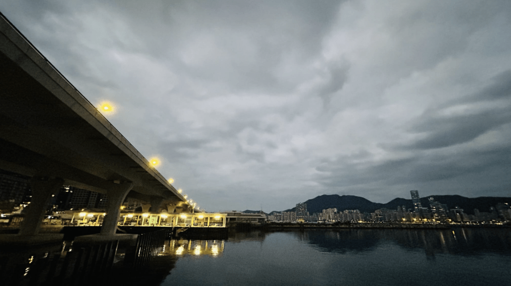 本港地区今日天气乾燥，初时部分时间多云，日间大致天晴，最高气温约30度。蔡楚辉摄