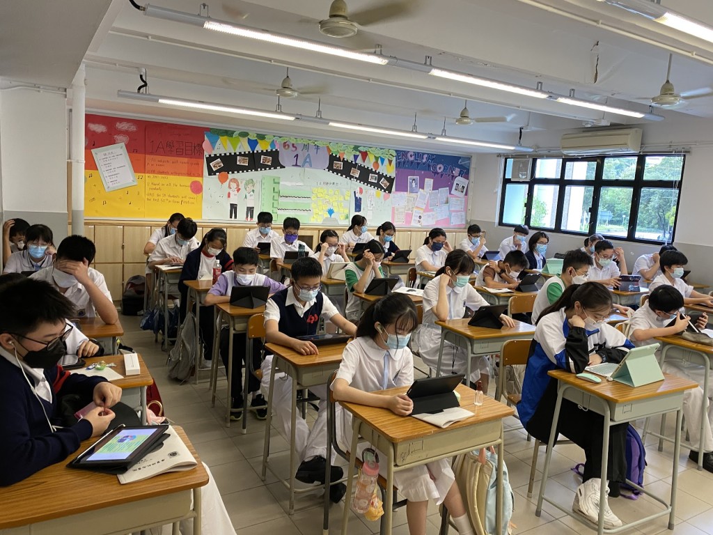 現時學生已習慣在課堂上使用平板電腦等電子設備學習及探索知識。